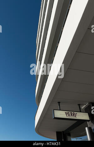 Nahaufnahme von Ikonischen, preisgekrönte Architektur - Abbey Sands an der Küste in Torquay, Devon, UK an einem sonnigen Tag mit blauem Himmel Stockfoto