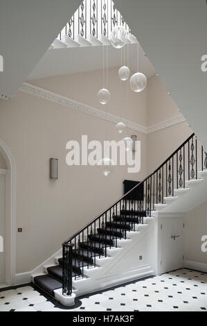 Opalglas Anhänger ausgesetzt über Treppe in Gloucester Place Interieur, London, England, UK Stockfoto