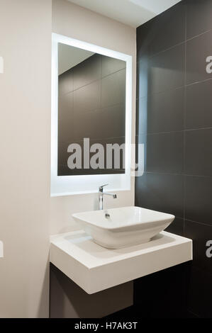 UK MODERN GEFLIESTES BADEZIMMER MIT BADEWANNE, BIDET UND WC Stockfoto