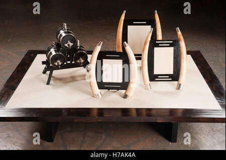 Edwardian ebonised Holz und silbernen Teller stapeln Fass Tantalos, gestempelt Mathers; Anfang des 20. Jahrhunderts auf Tisch mit Art Deco Stockfoto