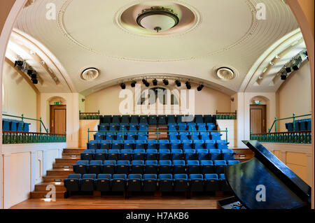 Publikum sitzen im Simpkins Lee Theatre, Oxford, England, UK Stockfoto