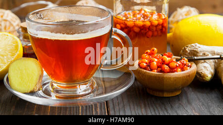 Tasse warmen Tee mit Sanddorn, Honig, Zitrone und Ingwer. Winter-kalt-Heilmittel Stockfoto