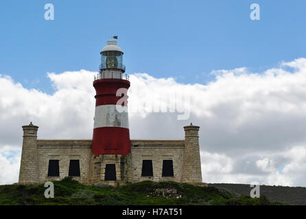 Südafrika: Blick auf das Kap Agulhas Leuchtturm, von 1849 am südlichen Rand des Dorfes L'Agulhas, in der Agulhas National Park Stockfoto