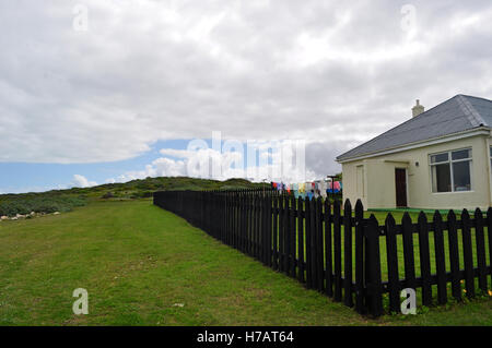 Südafrika, auf dem Weg zum Cape Agulhas: Idylle, ein Haus mit einem hölzernen Zaun und eine grüne Wiese mit Wäsche aufhängen im Wind trocknen Stockfoto