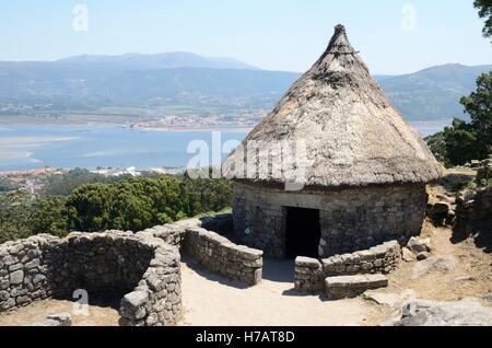 Prähistorische rekonstruierten Haus in den Überresten einer keltischen Siedlung in Santa Tecla Berg Stockfoto