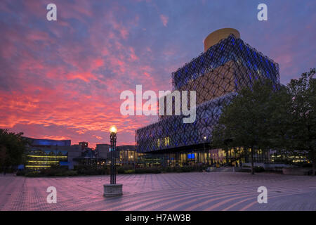 Birmingham-Bibliothek bei Nacht, Centenary Square, Birmingham, West Midlands, England Stockfoto