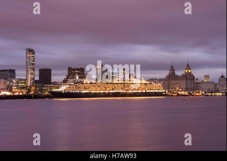 Die Queen Elizabeth Kreuzfahrtschiff festgemacht an Liverpool mit der Leber Gebäude. Stockfoto