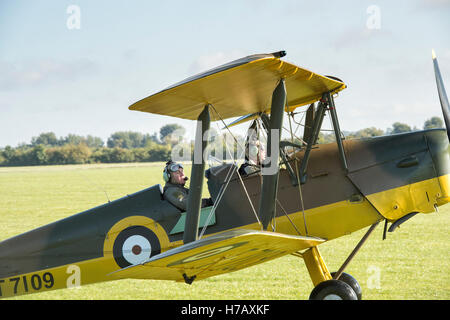 Piloten in einer De Havilland Tiger Moth DH-82A T-7109 in Bicester Heritage Center, Oxfordshire, England Stockfoto