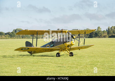 Piloten in einer De Havilland Tiger Moth DH-82A T-7109 in Bicester Heritage Center, Oxfordshire, England Stockfoto