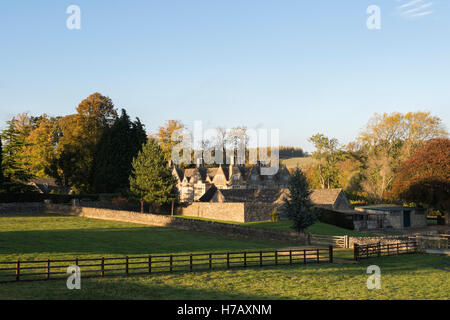 Upper Slaughter Manor am späten Nachmittag im Herbst Sonnenschein. Cotswolds, Gloucestershire, England Stockfoto