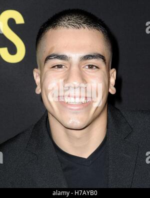 Beverly Hills, CA. 2. November 2016. Christian Gonzales im Ankunftsbereich für bluten für diese Premiere, The Beverly Wilshire Hotel, Beverly Hills, CA 2. November 2016. Bildnachweis: Dee Cercone/Everett Collection/Alamy Live-Nachrichten Stockfoto