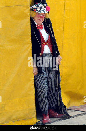 Datei - Datei Bild vom 18 April 2009 zeigt russischer Clown und Pantomime Oleg Popov aus dem Zirkuszelt von der Moskauer Staatszirkus in Düsseldorf suchen. Foto: HORST OSSINGER/dpa Stockfoto