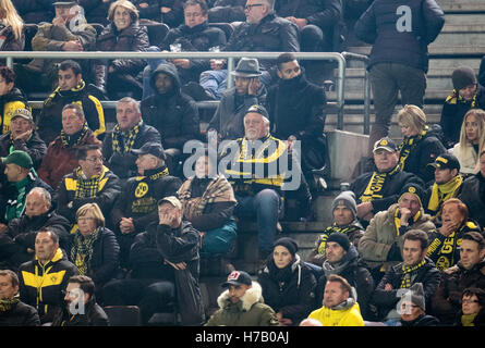 Dortmund, Deutschland. 2. November 2016. Dortmunder Pierre-Emerick Aubameyang (C) mit seinen beiden Brüdern Catalina (L) und Willi Aubameyang Watch von der Tribüne während der Champions League-Gruppe F-Qualifikation match zwischen Borussia Dortmund und Sporting Lissabon im Signal-Iduna-Park Stadion in Dortmund, Deutschland, 2. November 2016. Foto: Guido Kirchner/Dpa/Alamy Live News Stockfoto