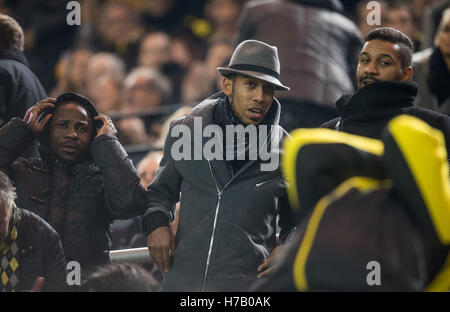 Dortmund, Deutschland. 2. November 2016. Dortmunder Pierre-Emerick Aubameyang (C) mit seinen beiden Brüdern Catalina (L) und Willi Aubameyang Watch von der Tribüne während der Champions League-Gruppe F-Qualifikation match zwischen Borussia Dortmund und Sporting Lissabon im Signal-Iduna-Park Stadion in Dortmund, Deutschland, 2. November 2016. Foto: Guido Kirchner/Dpa/Alamy Live News Stockfoto