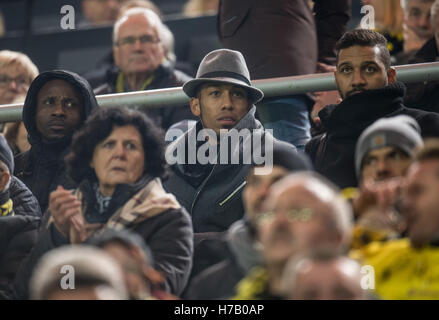 Dortmund, Deutschland. 2. November 2016. Dortmunder Pierre-Emerick Aubameyang (C) mit seinen beiden Brüdern Catalina (L) und Willi Aubameyang Watch von der Tribüne während der Champions League-Gruppe F-Qualifikation match zwischen Borussia Dortmund und Sporting Lissabon im Signal-Iduna-Park Stadion in Dortmund, Deutschland, 2. November 2016. Foto: Guido Kirchner/Dpa/Alamy Live News Stockfoto