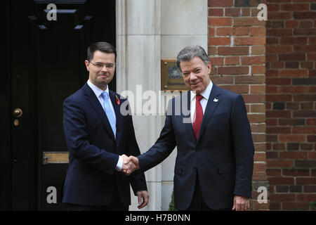 Belfast, Nordirland. 3. November 2016. Belfast, Nordirland. 3. November 2016. Colombian President Juan Manuel Santos (R) wird von Nordirland Secretary Of State James Brokenshire in Stormont House, Belfast, 3. November 2016 begrüßt. Santos ist derzeit auf einem Staatsbesuch in Großbritannien. Bildnachweis: Irische Auge/Alamy Live-Nachrichten Stockfoto