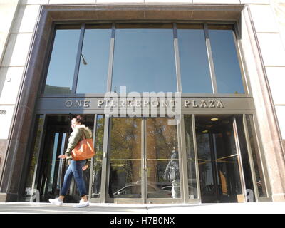 New York, USA. 27. Oktober 2016. Der Eingang zum Bürogebäude Gehäuse Kampagne Büro für US-Präsidentschaftskandidatin Hillary Clinton im Stadtteil Brooklyn in New York, USA, 27. Oktober 2016. Foto: JOHANNES SCHMITT-TEGGE/Dpa/Alamy Live News Stockfoto