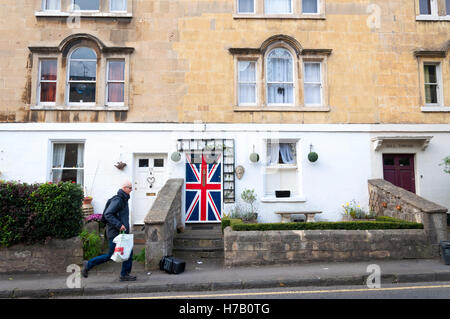 Bath, Somerset, England, Großbritannien. 3. November 2016. Eine Haustür ist bemalt mit der Union Flag als High Court Regeln über Regierung Brexit Entscheidung. Theresa erlitt Mai eine massive rechtliche "Schlag ins Gesicht" heute als Richter urteilten, dass sie ohne Erlaubnis des Parlaments Austritt auslösen kann nicht. Die dramatische Entscheidung heute Morgen vor dem High Court überliefert damit gedroht, der Premierminister Pläne für Schneiden Bindungen mit Brüssel in Aufruhr zu senden. Bildnachweis: Richard Wayman/Alamy Live-Nachrichten Stockfoto