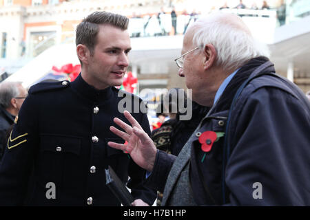 Waterloo Station, London, UK trifft 3. November 2016 - Verteidigungsminister Mitglieder der bewaffneten Kräfte an der Waterloo Station, sammeln für den Mohn Appell zugunsten der Royal British Legion. Bildnachweis: Dinendra Haria/Alamy Live-Nachrichten Stockfoto