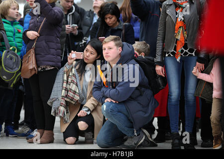 Waterloo Station, London, UK trifft 3. November 2016 - Verteidigungsminister Mitglieder der bewaffneten Kräfte an der Waterloo Station, sammeln für den Mohn Appell zugunsten der Royal British Legion. Bildnachweis: Dinendra Haria/Alamy Live-Nachrichten Stockfoto