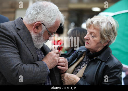 Waterloo Station, London, UK trifft 3. November 2016 - Verteidigungsminister Mitglieder der bewaffneten Kräfte an der Waterloo Station, sammeln für den Mohn Appell zugunsten der Royal British Legion. Bildnachweis: Dinendra Haria/Alamy Live-Nachrichten Stockfoto