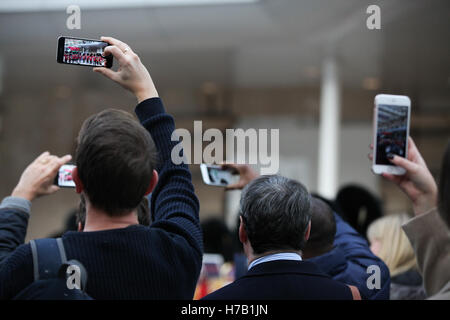 Waterloo Station, London, UK trifft 3. November 2016 - Verteidigungsminister Mitglieder der bewaffneten Kräfte an der Waterloo Station, sammeln für den Mohn Appell zugunsten der Royal British Legion. Bildnachweis: Dinendra Haria/Alamy Live-Nachrichten Stockfoto