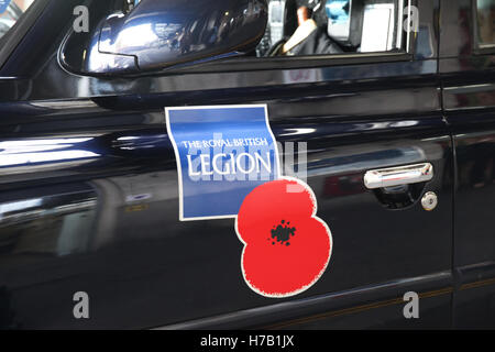 Waterloo Station, London, UK trifft 3. November 2016 - Verteidigungsminister Mitglieder der bewaffneten Kräfte an der Waterloo Station, sammeln für den Mohn Appell zugunsten der Royal British Legion. Bildnachweis: Dinendra Haria/Alamy Live-Nachrichten Stockfoto