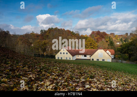 Egloffstein, Deutschland. 3. November 2016. Herbstlaub auf der Koppel mit dem Popov Familiensitz im Hintergrund in Egloffstein, Deutschland, 3. November 2016 zu sehen. Die legendären russischen Clown Oleg Popov starb an Herzversagen Mittwochabend während auf Tour in der südlichen russischen Stadt Rostow am Don. Seit 1991 lebt Popow mit seiner deutschen Frau in Egloffstein. Foto: NICOLAS ARMER/Dpa/Alamy Live News Stockfoto