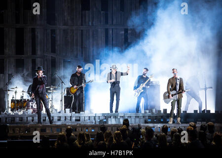 Nashville, Tennessee, USA. 2. November 2016. Tim McGraw und Florida Georgia Line erklingt in der 50. jährlichen CMA Awards, die in der Bridgestone Arena in der Innenstadt von Nashville, Tennessee stattfand. © Jason Walle/ZUMA Draht/Alamy Live-Nachrichten Stockfoto