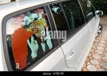 Egloffstein, Deutschland. 3. November 2016. Ein Bild von der Clown Oleg Popov kann auf einem Sun-Block in Egloffstein, Deutschland, 3. November 2016 gesehen werden. Die legendären russischen Clown Oleg Popov starb an Herzversagen Mittwochabend während auf Tour in der südlichen russischen Stadt Rostow am Don. Seit 1991 lebt Popow mit seiner deutschen Frau in Egloffstein. Foto: NICOLAS ARMER/Dpa/Alamy Live News Stockfoto