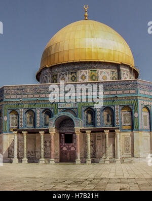 Jerusalem, Israel. 4. April 1988. Der berühmten 7. Jahrhundert goldene Kuppel des Felsens (auf Arabisch: Qubbat al-á¹ ¢ Akhrah), ein muslimischen Schrein auf The Temple Mount in der Altstadt von Jerusalem, entstand über die Felsen, die aus dem Muá¸ ¥ Ammad zum Himmel aufgestiegen sein soll. Ein Meisterwerk der islamischen Architektur ist es ein Lieblings Touristenattraktion und ein UNESCO-Weltkulturerbe. © Arnold Drapkin/ZUMA Draht/Alamy Live-Nachrichten Stockfoto