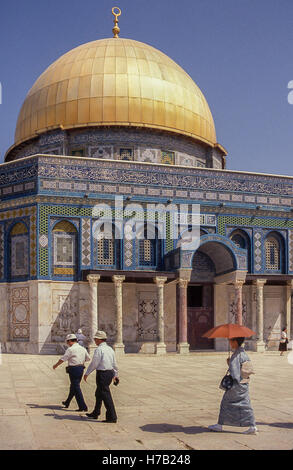 Jerusalem, Israel. 4. April 1988. Touristen gehen Vergangenheit die berühmten 7. Jahrhundert goldene Kuppel des Felsens (auf Arabisch: Qubbat al-á¹ ¢ Akhrah), einem muslimischen Schrein auf The Temple Mount in der Altstadt von Jerusalem. Es ist ein Meisterwerk der islamischen Architektur, eine Lieblings Touristenattraktion und ein UNESCO-Weltkulturerbe. © Arnold Drapkin/ZUMA Draht/Alamy Live-Nachrichten Stockfoto