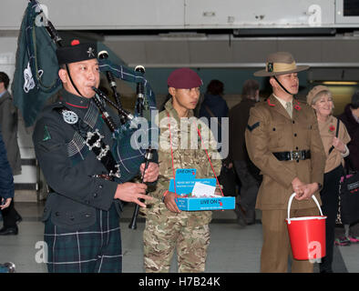 London, UK. 3. November 2016. London Poppy Appell Start, Liverpool Street Station, mit den Gurkhas Kredit: Ian Davidson/Alamy Live News Stockfoto