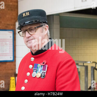 London, UK. 3. November 2016. London Poppy Appell Lauch, Liverpool Street Station, Chelsea Pensionär sammelt für einen guten Zweck Credit: Ian Davidson/Alamy Live News Stockfoto