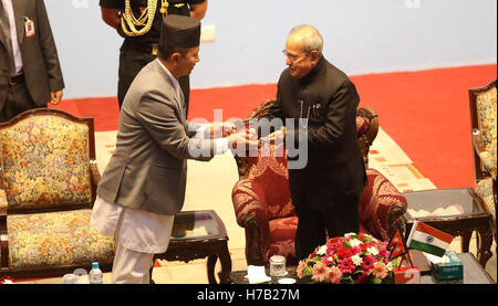 (161103)--KATHMANDU, 3. November 2016 (Xinhua)--Indian President Pranab Mukherjee (R) erhält die Schlüssel der Stadt Kathmandu von Rudra Singh Tamang, CEO von Kathmandu Metropolitan City (KMC) während einer bürgerlichen Empfang organisiert, um den Besuch Präsident von Kathmandu Metropolitan City in Kathmandu, Hauptstadt von Nepal, 3. November 2016 felicitate. Indischen Präsidenten Pranab Mukherjee ist für einen dreitägigen Staatsbesuch in Nepal auf Einladung seines Nepali Amtskollegen Bidhya Devi Bhandari am Mittwoch in Kathmandu angekommen. (Xinhua/Sunil Sharma) (Sxk) Stockfoto