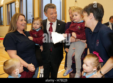 Belfast, Nordirland. 3. November 2016. Kolumbianische Präsident Juan Manuel Santos trifft nursey Kinder während seines Besuchs in Girdwood Comunity Zentrum in Nordbelfast, 30. November 2016. Santos ist derzeit auf einem Staatsbesuch in Großbritannien und Nordirland. Foto/irische Auge Credit: Irische Auge/Alamy Live-Nachrichten Stockfoto