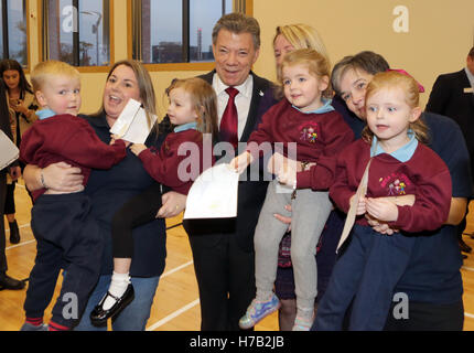 Belfast, Nordirland. 3. November 2016. Kolumbianische Präsident Juan Manuel Santos trifft nursey Kinder während seines Besuchs in Girdwood Comunity Zentrum in Nordbelfast, 30. November 2016. Santos ist derzeit auf einem Staatsbesuch in Großbritannien und Nordirland. Foto/irische Auge Credit: Irische Auge/Alamy Live-Nachrichten Stockfoto