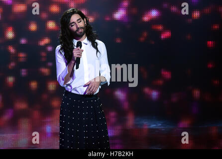 Hürth, Deutschland. 2. November 2016. Sängerin Conchita Wurst auf der Bühne während der Aufzeichnung der RTL-Sendung "MERCI UDO - DEUTSCHLAND SAGT DANKE!" (Merci Udo - Deutschland sagt Danke!) in Hürth, Deutschland, 2. November 2016. Barbara Schöneberger belebt Udo Jürgen Musik mit Musikern. Sie präsentiert die beliebtesten Udo Jürgen-Hits, Freitag, 2. Dezember 2016 ausgestrahlt werden. Foto: HORST OSSINGER, Dpa/Alamy Live-Nachrichten Stockfoto