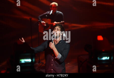 Hürth, Deutschland. 2. November 2016. Sänger Max Giesinger auf der Bühne während der Aufzeichnung der RTL-Sendung "MERCI UDO - DEUTSCHLAND SAGT DANKE!" (Merci Udo - Deutschland sagt Danke!) in Hürth, Deutschland, 2. November 2016. Barbara Schöneberger belebt Udo Jürgen Musik mit Musikern. Sie präsentiert die beliebtesten Udo Jürgen-Hits, Freitag, 2. Dezember 2016 ausgestrahlt werden. Foto: HORST OSSINGER, Dpa/Alamy Live-Nachrichten Stockfoto