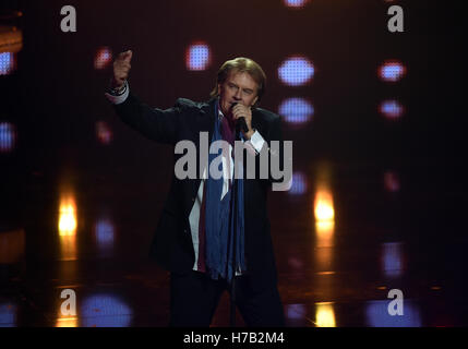 Hürth, Deutschland. 2. November 2016. Sänger Howard Carpendale auf der Bühne während der Aufzeichnung der RTL-Sendung "MERCI UDO - DEUTSCHLAND SAGT DANKE!" (Merci Udo - Deutschland sagt Danke!) in Hürth, Deutschland, 2. November 2016. Barbara Schöneberger belebt Udo Jürgen Musik mit Musikern. Sie präsentiert die beliebtesten Udo Jürgen-Hits, Freitag, 2. Dezember 2016 ausgestrahlt werden. Foto: HORST OSSINGER, Dpa/Alamy Live-Nachrichten Stockfoto