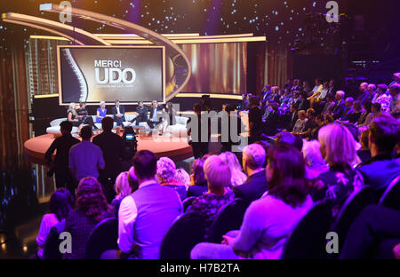 Hürth, Deutschland. 2. November 2016. Das Studio mit Künstlern und Gästen während der Aufzeichnung der RTL show "MERCI UDO - DEUTSCHLAND SAGT DANKE!" (Merci Udo - Deutschland sagt Danke!) in Hürth, Deutschland, 2. November 2016. Gastgeberin Barbara Schoeneberger belebt Udo Jürgen Musik mit Musikern. Sie präsentiert die beliebtesten Udo Jürgen-Hits, Freitag, 2. Dezember 2016 ausgestrahlt werden. Foto: HORST OSSINGER, Dpa/Alamy Live-Nachrichten Stockfoto