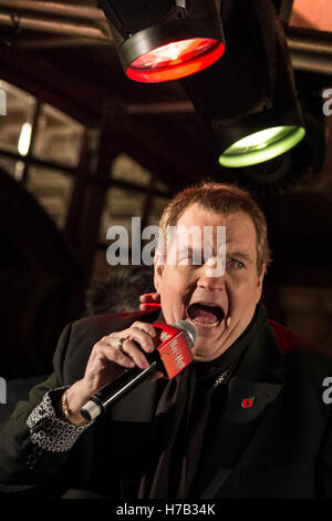 London, UK. 3. November 2016. Meat Loaf hat einen Auftritt zur Förderung der Einführung des Steinmanss Bat Out Of Hell: The Musical. Die Premiere wird voraussichtlich im Juni 2017 in Londons West End in London Coliseum öffnen Credit: Guy Corbishley/Alamy Live News Stockfoto