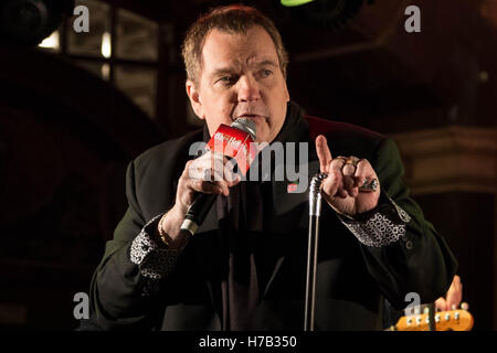 London, UK. 3. November 2016. Meat Loaf hat einen Auftritt zur Förderung der Einführung des Steinmanss Bat Out Of Hell: The Musical. Die Premiere wird voraussichtlich im Juni 2017 in Londons West End in London Coliseum öffnen Credit: Guy Corbishley/Alamy Live News Stockfoto