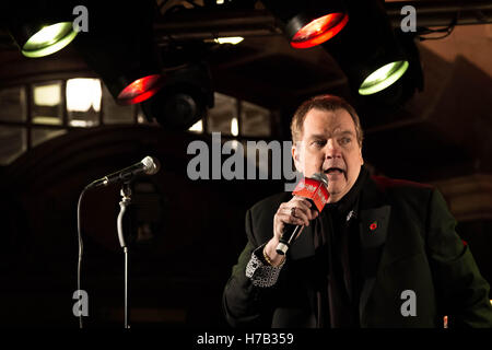 London, UK. 3. November 2016. Meat Loaf hat einen Auftritt zur Förderung der Einführung des Steinmanss Bat Out Of Hell: The Musical. Die Premiere wird voraussichtlich im Juni 2017 in Londons West End in London Coliseum öffnen Credit: Guy Corbishley/Alamy Live News Stockfoto