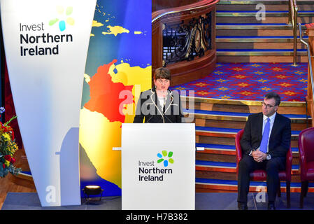 Belfast, Nordirland. 3. November 2016. Erste Minister Arlene Foster begrüßt Präsident der Columbia während einer Geschäftsadresse in der berühmten Titanic Exhibition Centre, Belfast. Bildnachweis: Mark Winter / Alamy Live News Stockfoto