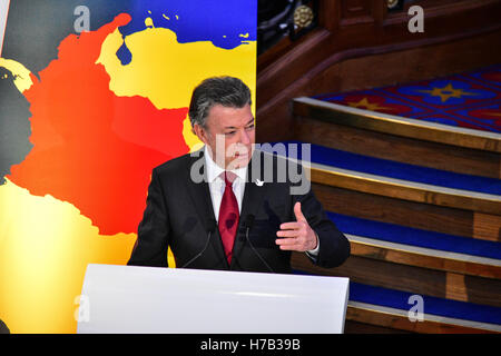 Belfast, Nordirland. 3. November 2016. Präsident von Kolumbien Juan Manuel Santos Calderon die Welt Renouned Titanic Exhibition Centre in Belfast. Bildnachweis: Mark Winter / Alamy Live News Stockfoto