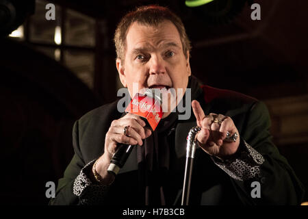 London, UK. 3. November 2016. Meat Loaf hat einen Auftritt zur Förderung der Einführung des Steinmanss Bat Out Of Hell: The Musical. Die Premiere wird voraussichtlich im Juni 2017 in Londons West End in London Coliseum öffnen Credit: Guy Corbishley/Alamy Live News Stockfoto