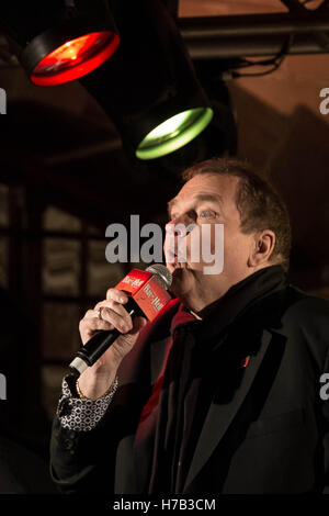 London, UK. 3. November 2016. Meat Loaf hat einen Auftritt zur Förderung der Einführung des Steinmanss Bat Out Of Hell: The Musical. Die Premiere wird voraussichtlich im Juni 2017 in Londons West End in London Coliseum öffnen Credit: Guy Corbishley/Alamy Live News Stockfoto