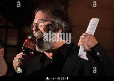 London, UK. 3. November 2016. Produzent Michael Cohl spricht bei der Vorstellung des Steinmanss Bat Out Of Hell: The Musical außerhalb der Londoner Coliseum. Das Musical wird voraussichtlich im Juni 2017 in Londons West End in London Coliseum öffnen Credit: Guy Corbishley/Alamy Live News Stockfoto