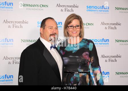 Roundhouse in London beherbergt eine besondere Gala zu Ehren des SeriousFun Kinder Netzwerk, die Nächstenliebe begonnen von Schauspieler und Philanthrop Paul Newman. Moderiert wurde die Veranstaltung durch die jüngste Tochter des späten Schauspielers, Clea Newman.  Heute gibt es 30 Campingplätze und Programme, die den Bedürfnissen von Kindern und Familien auf der ganzen Welt dienen.  SeriousFun Camps sind immer kostenlos und sie helfen Kindern von ernsthaften gesundheitlichen Herausforderungen betroffen über die Grenzen ihrer Krankheit zu erreichen. Stockfoto